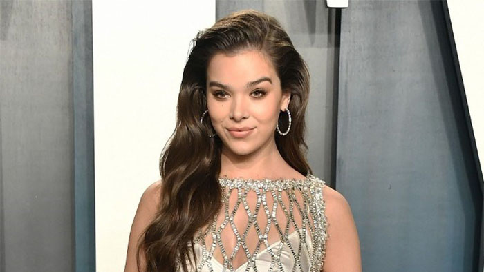 Inspirasi Dekorasi Pertunangan ala Hailee Steinfeld