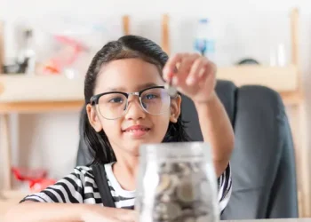 Menabung dan Transaksi Digital, Cara Kenalkan Literasi Finansial pada Anak