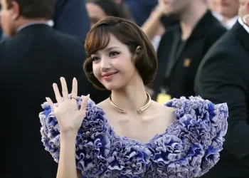 Lisa BLACKPINK Nyaman dalam Gaya Vintage Elegan di Paris Fashion Week 2027